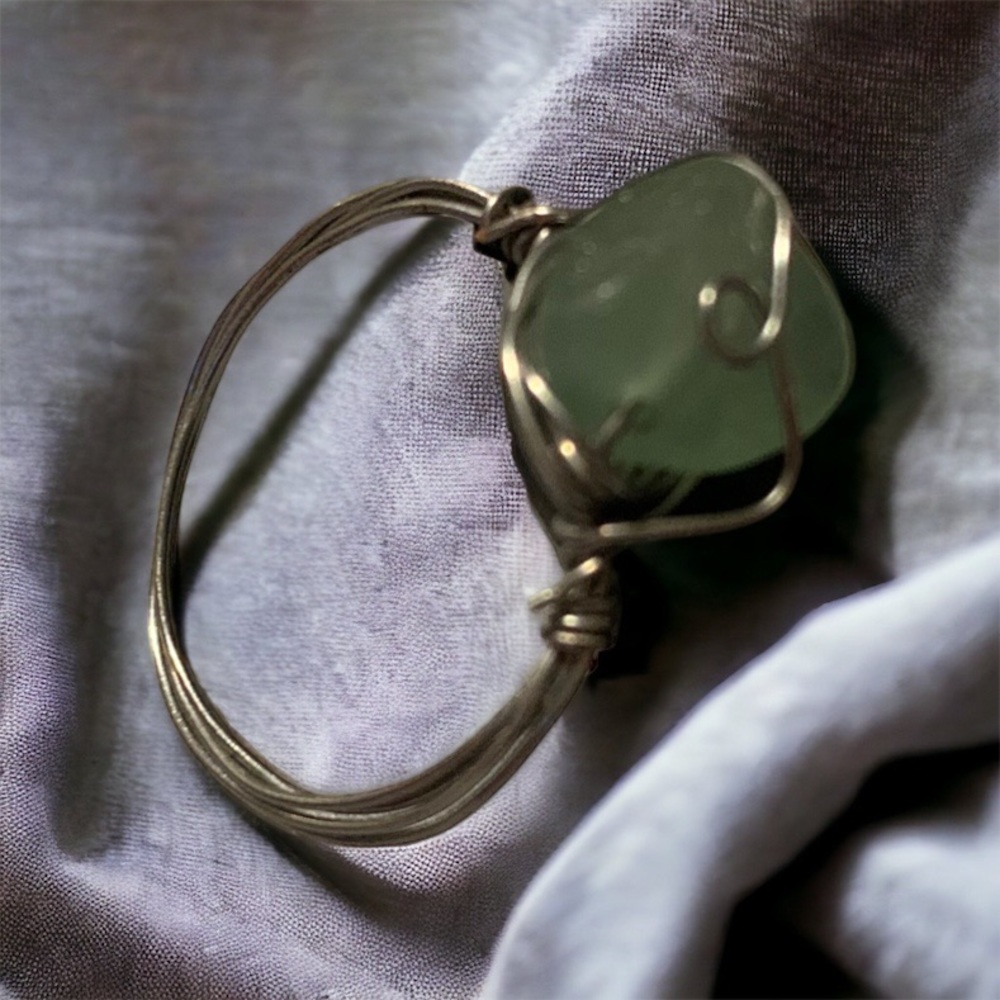 ✨BOUTIQUE✨ Wire Wrapped Crystal Ring